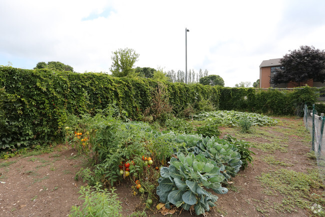 Garden - Fon Du lac Terrace Apts