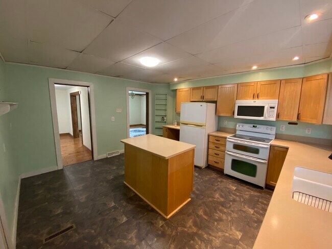 Building Photo - 1205 N Bowman Ave