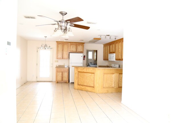 Building Photo - 1304 W Kiwi