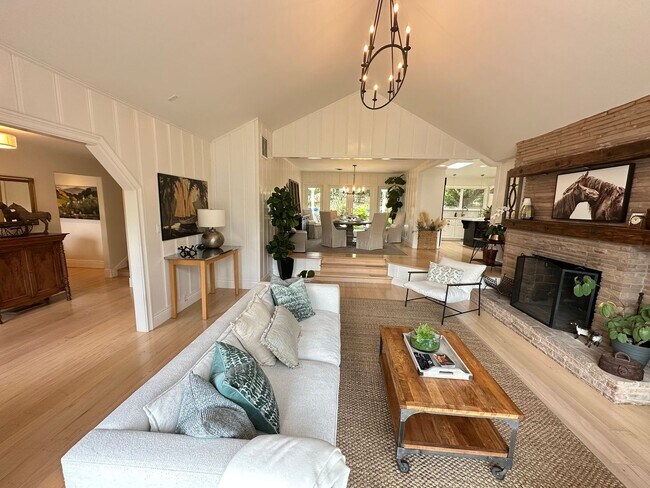 Foto del edificio - 4 Bed 4.5 Bath, Beautiful Home With Pool A...
