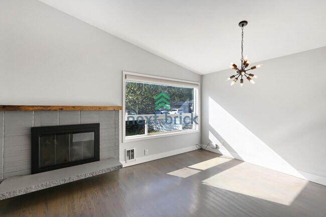 Foto del edificio - Elegant 3 bed & 2 bath single family house...