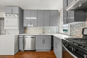 Building Photo - 22 Meeker Pl