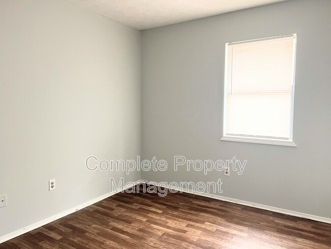 Building Photo - 509 37th Ave W