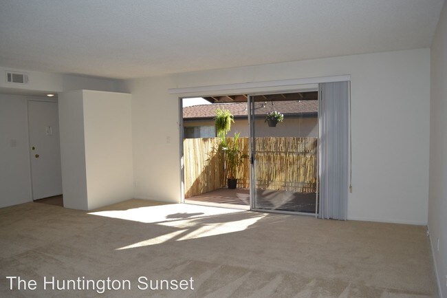 Building Photo - 1100 Huntington Dr