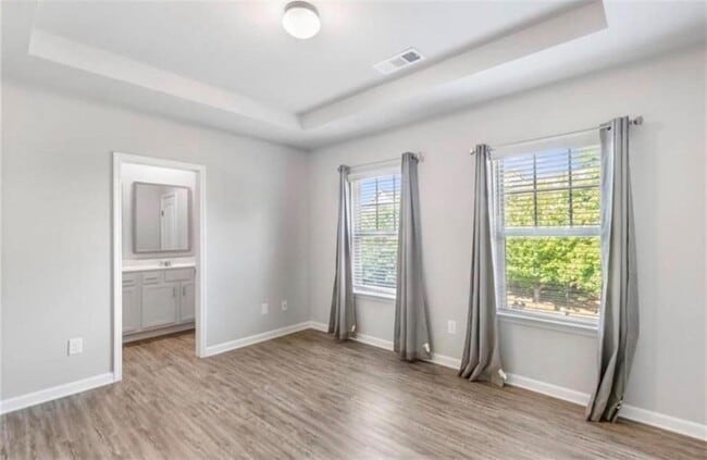 Building Photo - 717 St James Pl