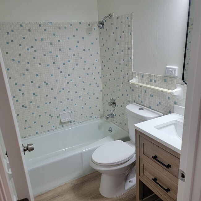 Foto del edificio - 4 Bedroom Home in St. Charles  $2695