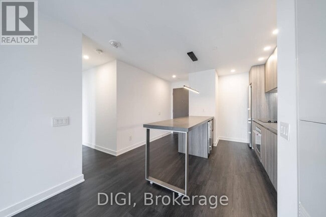 Building Photo - 57 Spadina Ave.