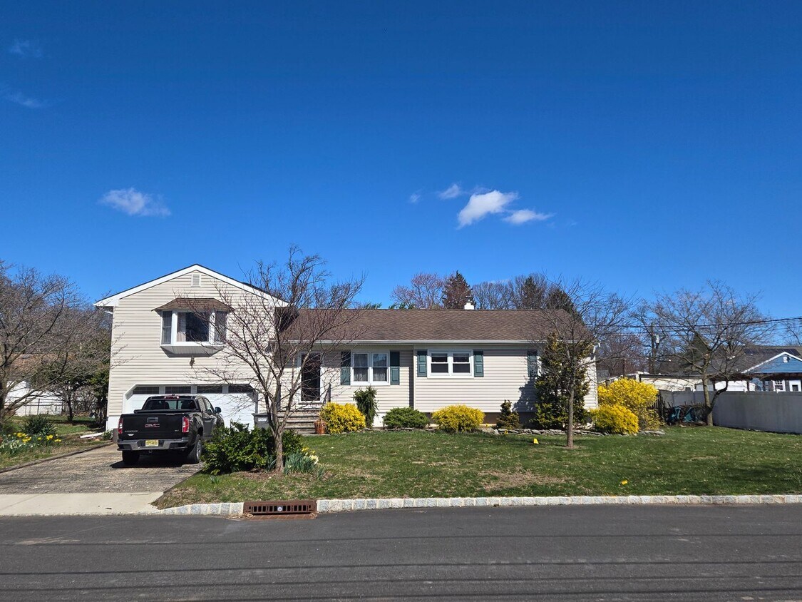 Foto principal - Spacious 3-bedroom, 1.5 bath single family...