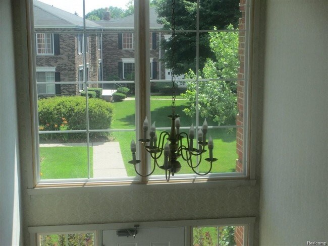 Foto del edificio - 707 E Fox Hills Dr