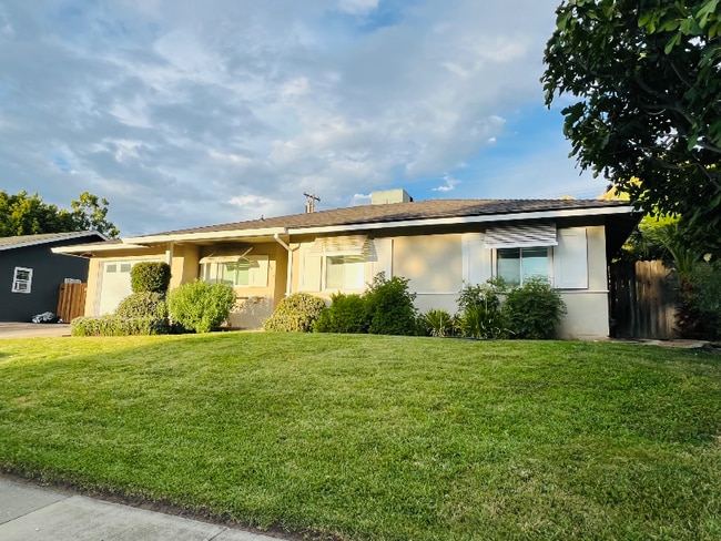 Building Photo - 6704 Larchmont Dr