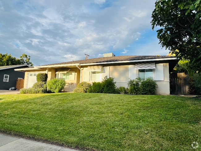 Building Photo - 6704 Larchmont Dr