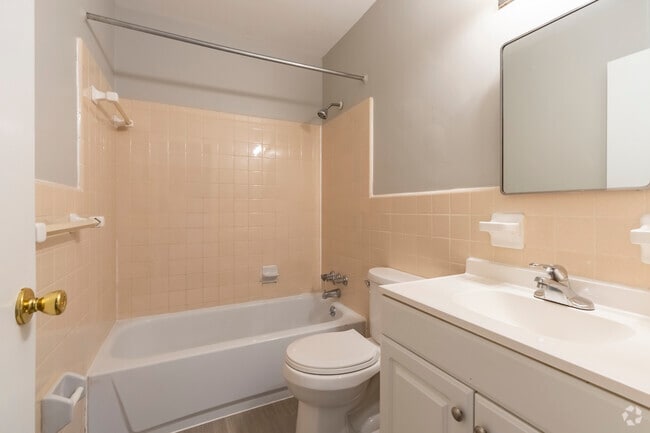 2BR, 1BA - 650SF - Bathroom - Campbell Apartments