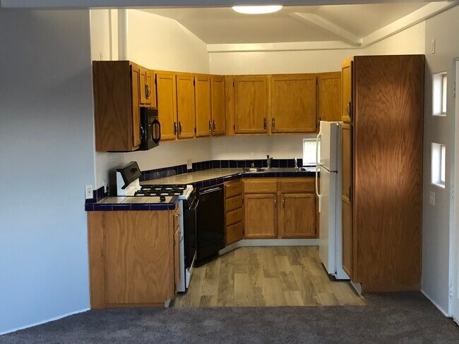 Full kitchen - 7870 Flight Ave