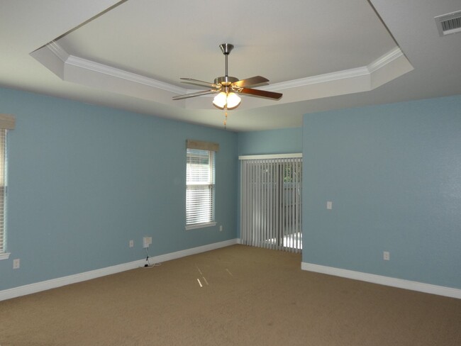 Building Photo - Great 3 / 2 like new home in Parkwood Comm...