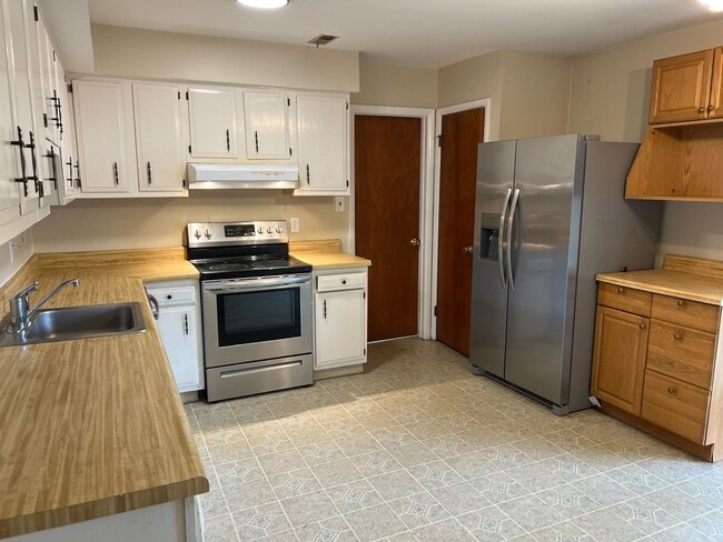 Building Photo - 101 Fantasia Dr