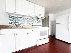 Building Photo - 2211 Ala Wai Blvd