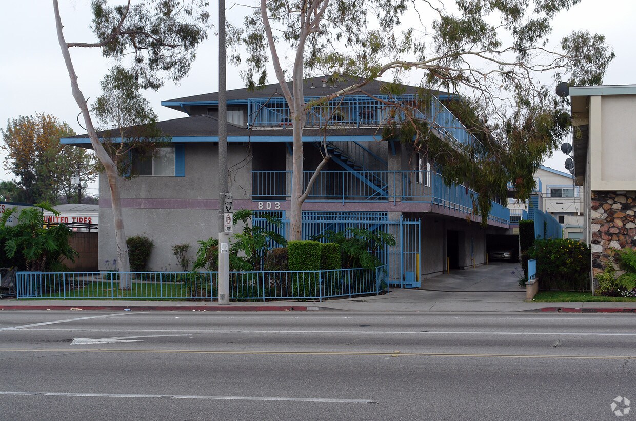 Foto principal - 803 Centinela Ave
