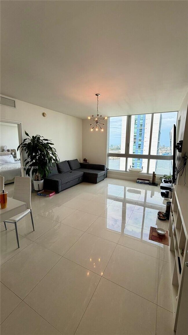 Foto del edificio - 300 S Biscayne Blvd