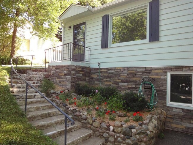 Foto del edificio - 2336 Ives Ln N