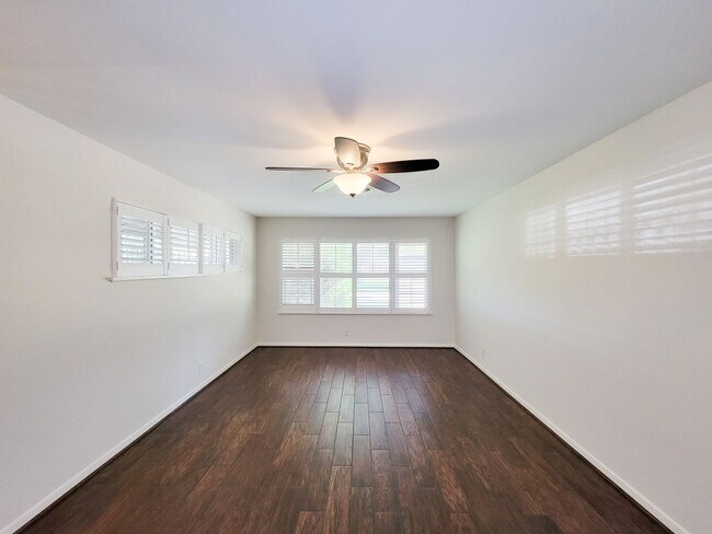 Foto del edificio - Charming Willowbrook Three-Bedroom Home!