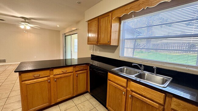 Building Photo - Spacious Home in Great NW Area!