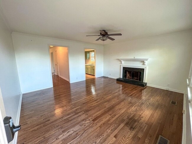 Building Photo - 1716 Linden Ave
