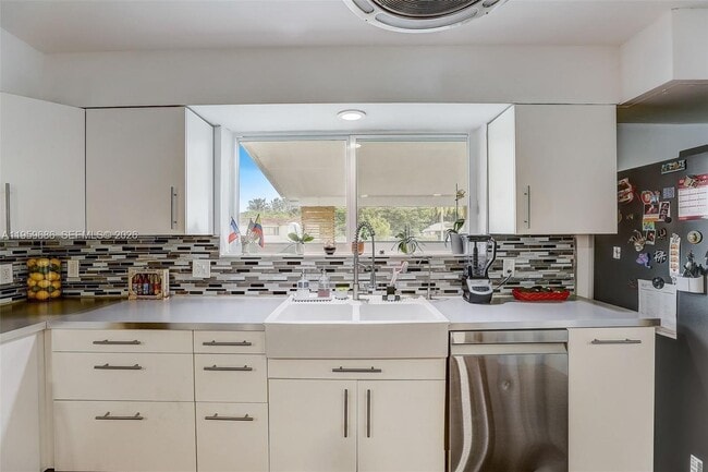 Foto del edificio - 14530 Garden Dr