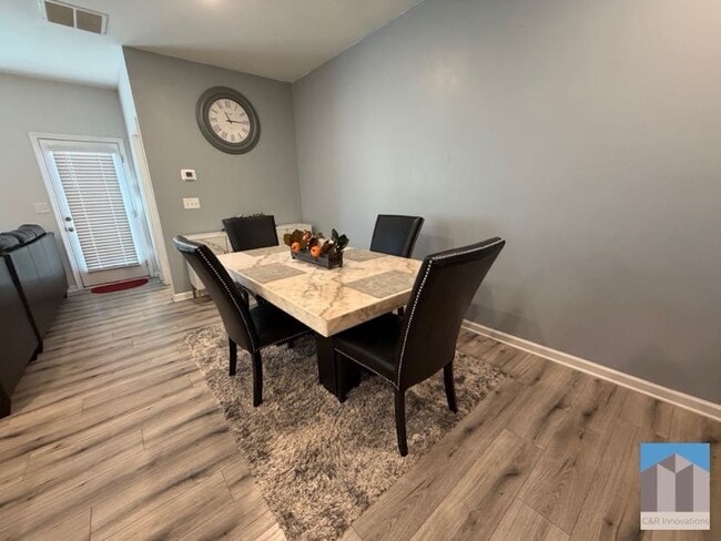 Building Photo - 7565 Knoll Hollow Rd