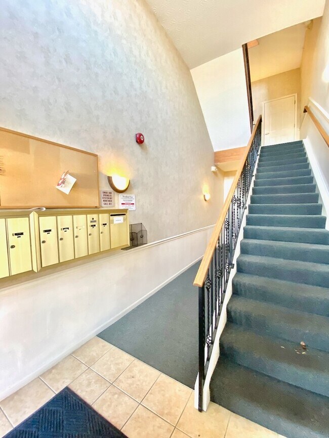 Building Photo - Conveniently Located Spacious Condo with E...