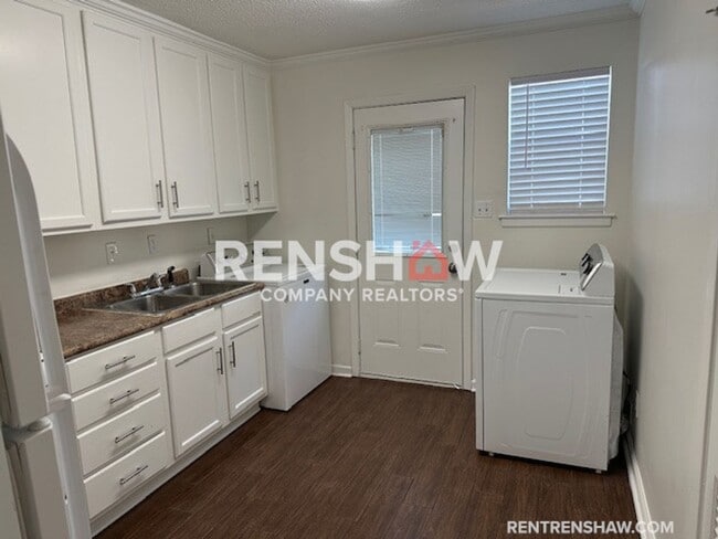 Building Photo - Text the Leasing Team at 901-820-4367 to S...