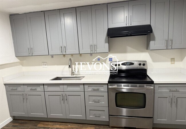 Building Photo - Spacious 5 bedroom home with two kitchens,...