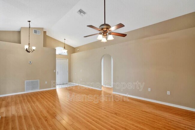Building Photo - 814 Rivecon Ave