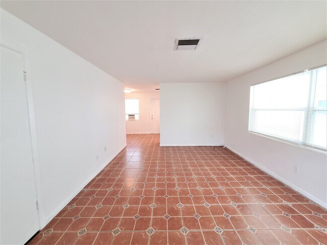 Foto del edificio - 915 Highland Ave N