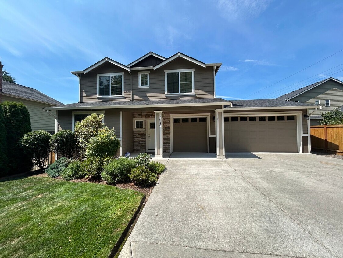 Foto principal - 4 bed/2.5 bath and 3 car garage and a down...