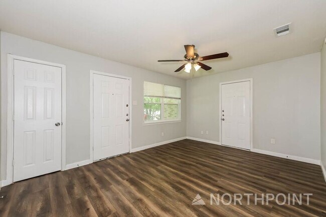 Building Photo - 1336 E Park Dr