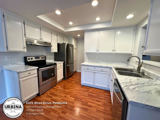 Building Photo - Beautifully Updated Petaluma Home with Spa...