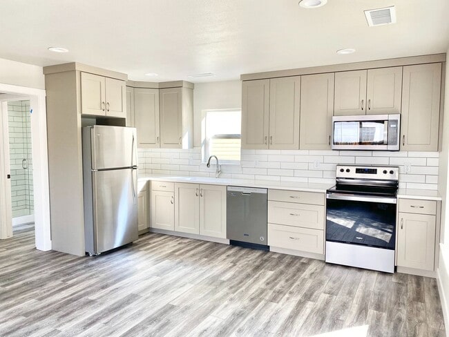 Foto del edificio - 614 Lesser Dr