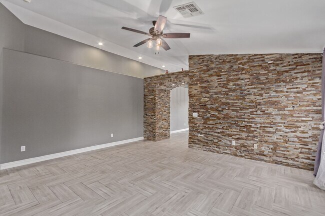 Foto del edificio - Stunning 4-Bedroom Home with Designer Fini...