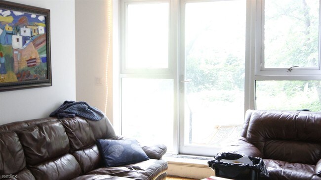 Foto del edificio - 3 br, 1 bath Apartment - 245 Frost St Unit 1C