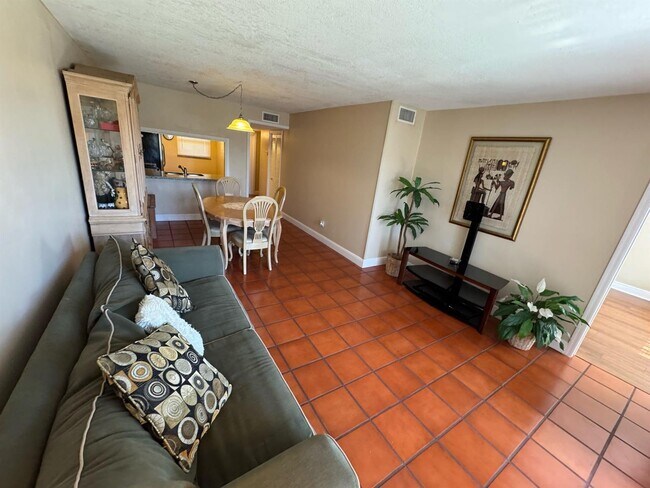 Foto del edificio - 15710 E Waterside Cir