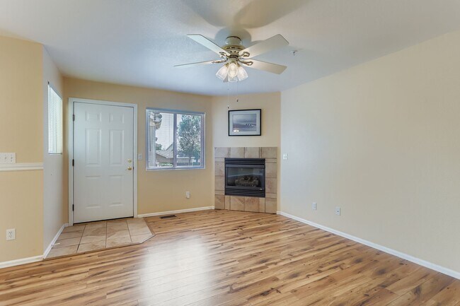 Foto del edificio - Check out this 2 bed 3 1/2 bath NOW!