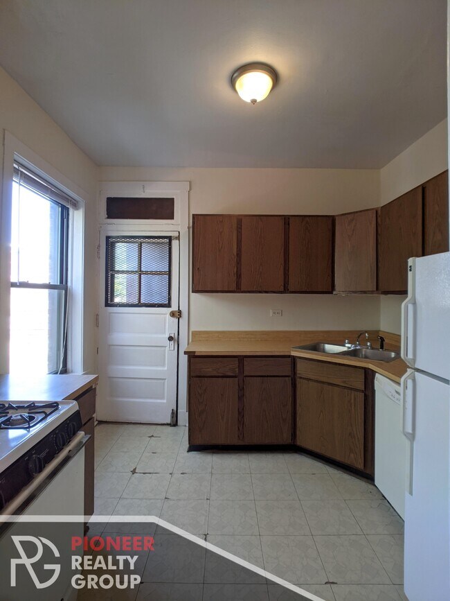 Building Photo - 3523 N Racine Ave