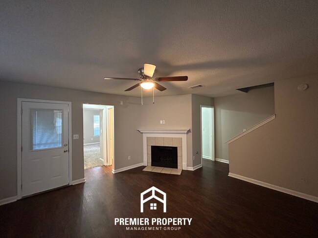 Foto del edificio - Cozy 3BR Home with Fireplace, Hardwood Floors & Fenced Yard in Memphis