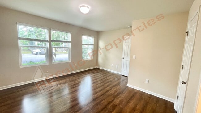 Foto del edificio - 3 Story Townhome 3 Bedrooms Rear Entry 2 Car Attached Garage with 1st Floor Bedroom, Community Po...