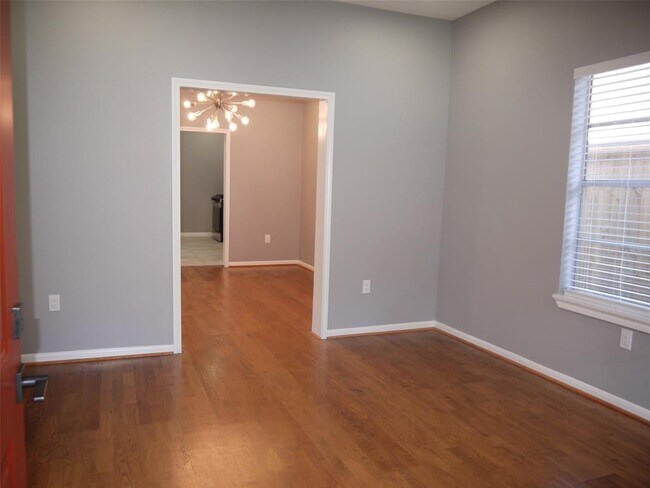 Building Photo - 307 Malone St