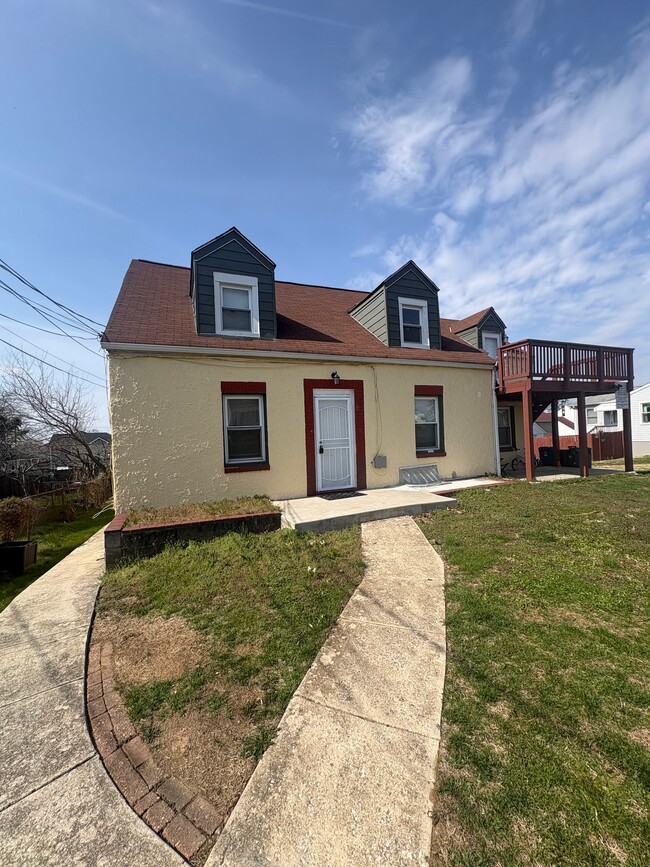 Building Photo - 1208 Daniels Ave