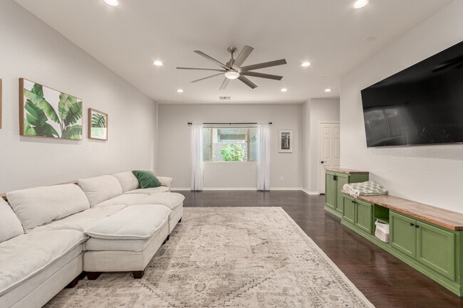 Building Photo - 1562 W Alder Rd