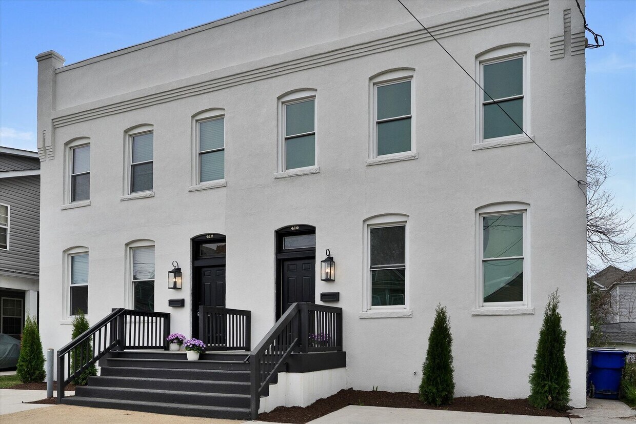 Foto principal - Where Vintage Vibes Meet Modern Mojo—Rent This Rare Historic 4BR/2BA Duplex in Norfolk’s Park Place