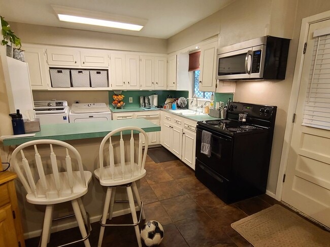 Building Photo - ** 3 Bedroom Rental Steps From Pollard Par...