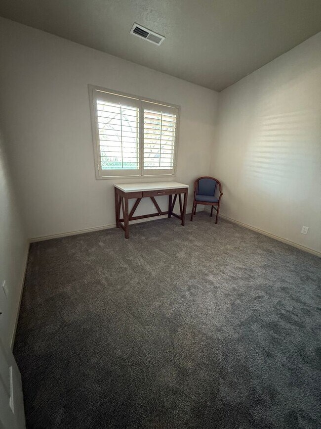Foto del edificio - Partially Furnished 3 Bedroom Home with Co...